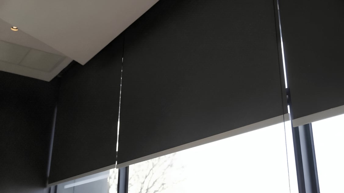 cortina-rolo-blackout-prisma-preto