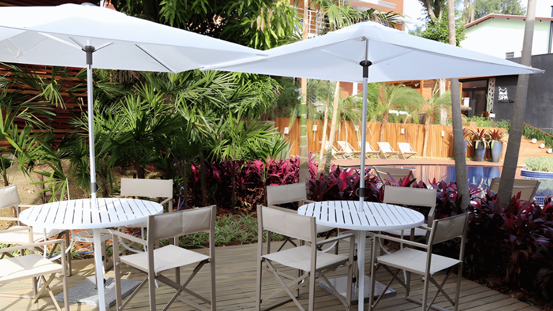 ombrelone-central-branco-piscina