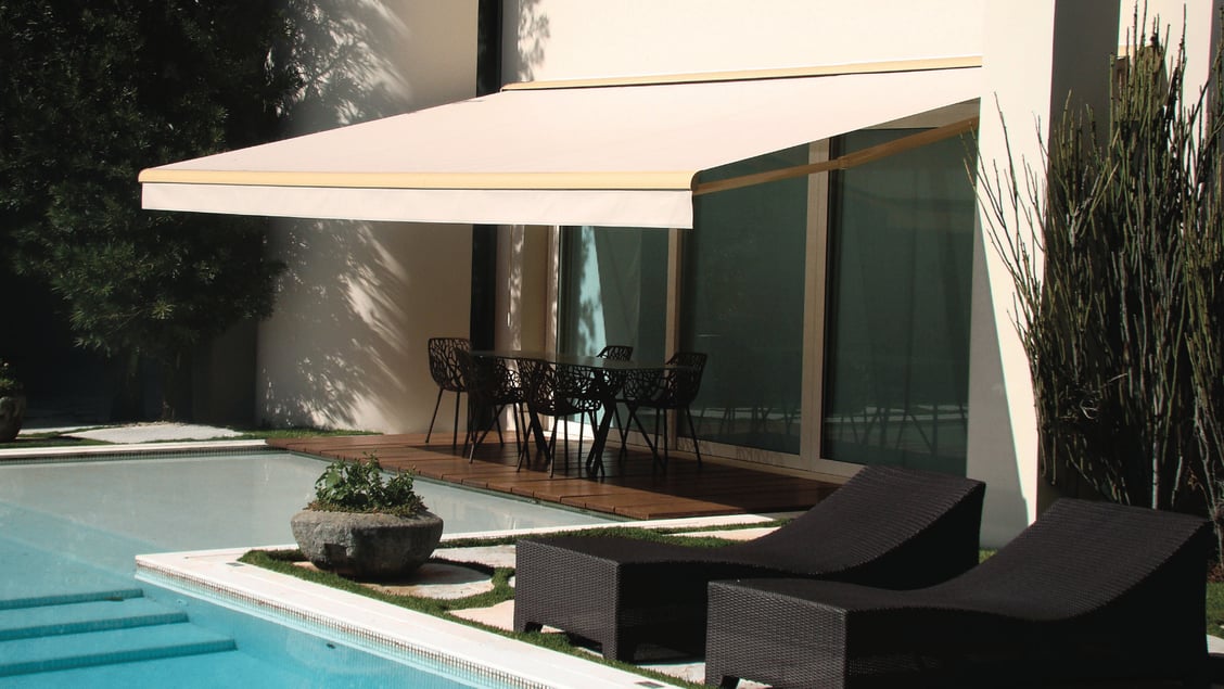toldo-articulado-lona-pvc-bege-piscina