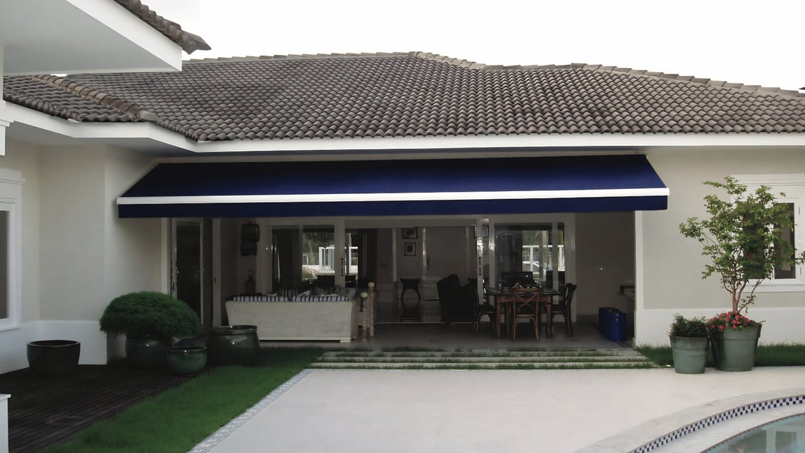 toldo-articulado-tecido-nautico-azul-piscina