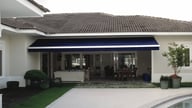 toldo-articulado-tecido-nautico-azul-piscina